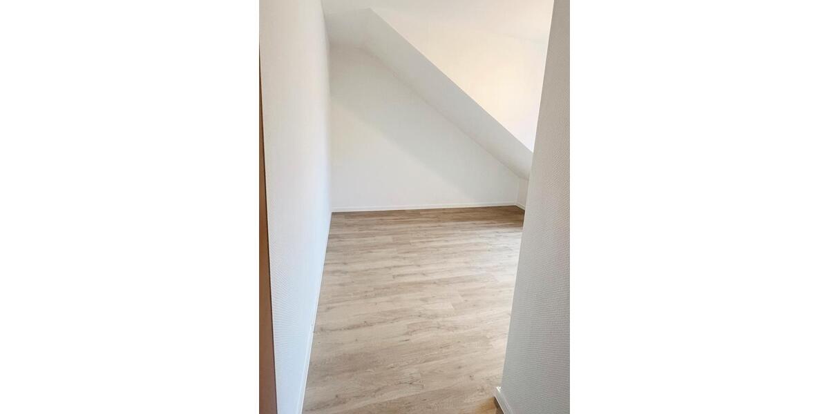 Dachgeschoßwohnung Duisburg Walsum - 4 Zimmer, 87 m&sup2;, 1.200&euro; | Angebot:25087105
