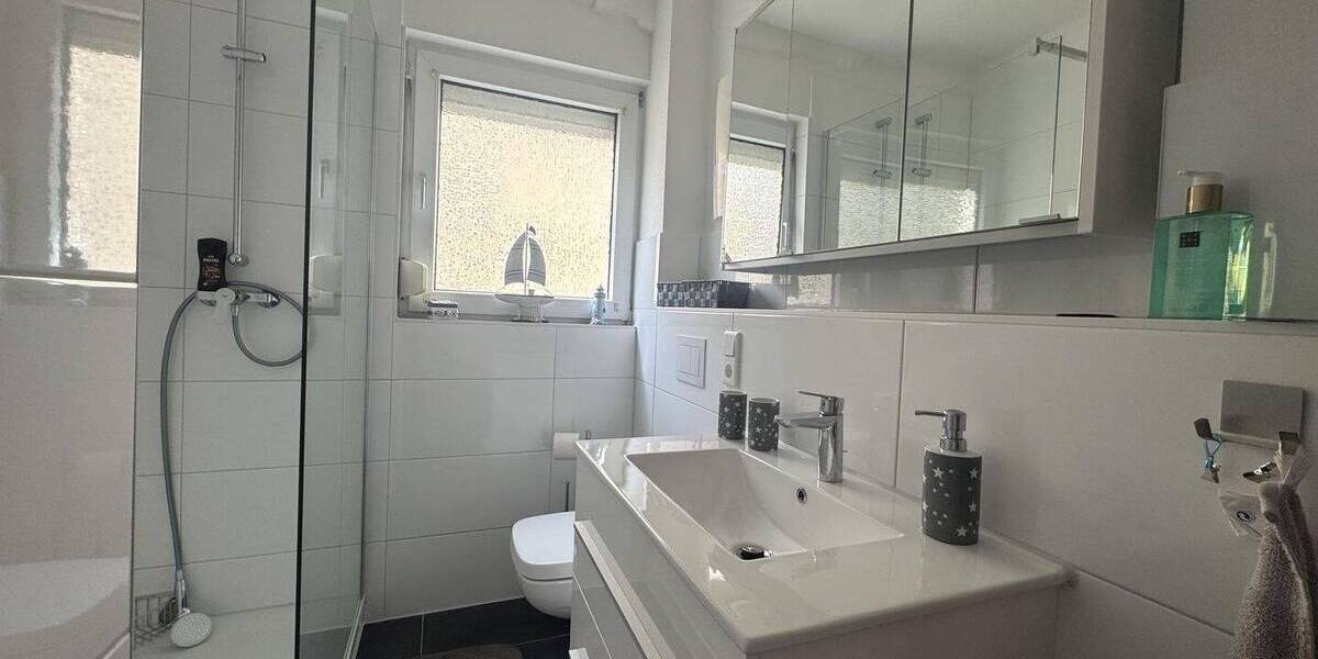 Entwicklungspotenzial Mehrfamilienhaus mit 9 Wohneinheiten, 9 Garagen inkl. Stellplätze und eine Halle + Büro! zimmer