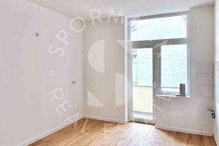 Erstbezug nach Sanierung: Charmante 2,5-Zimmer-Wohnung mit elegantem Parkett und Balkon 2 zimmer