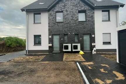 Haus zum Mieten in Voerde (Niederrhein) 1.715 € 137.2 m² 4 zimmer