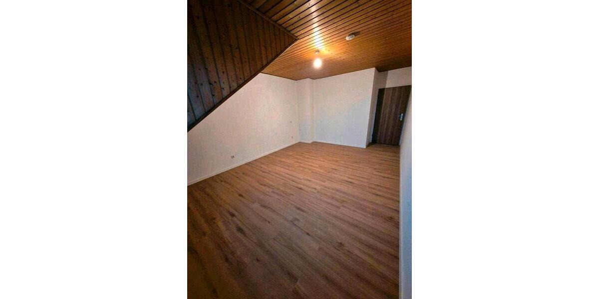 Dachgeschoßwohnung Dinslaken Hiesfeld - 2.5 Zimmer, 73 m&sup2;, 670&euro; | Angebot:25987330