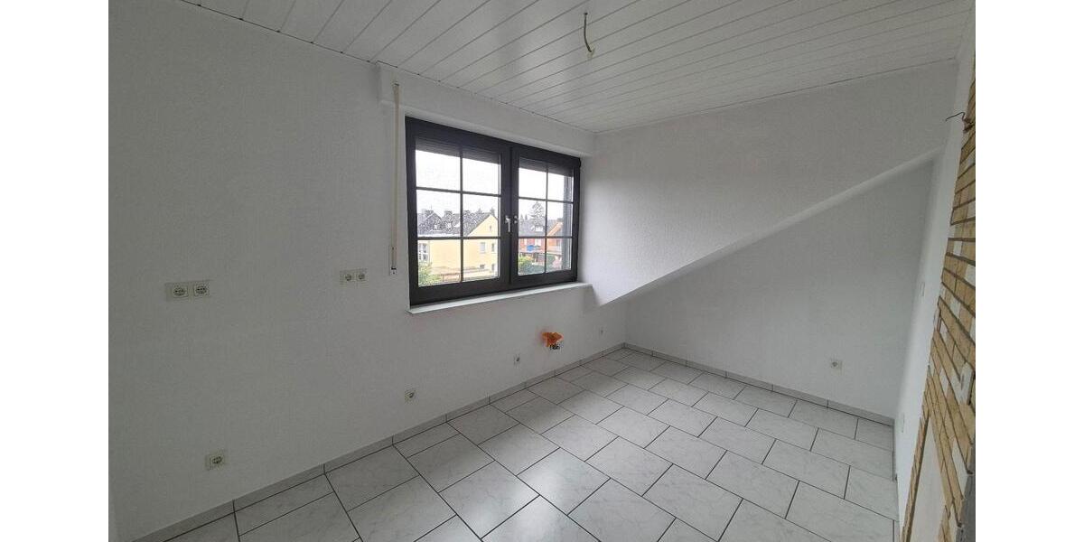 Dachgeschoßwohnung Duisburg Hochheide - 2 Zimmer, 90 m&sup2;, 896&euro; | Angebot:26068541
