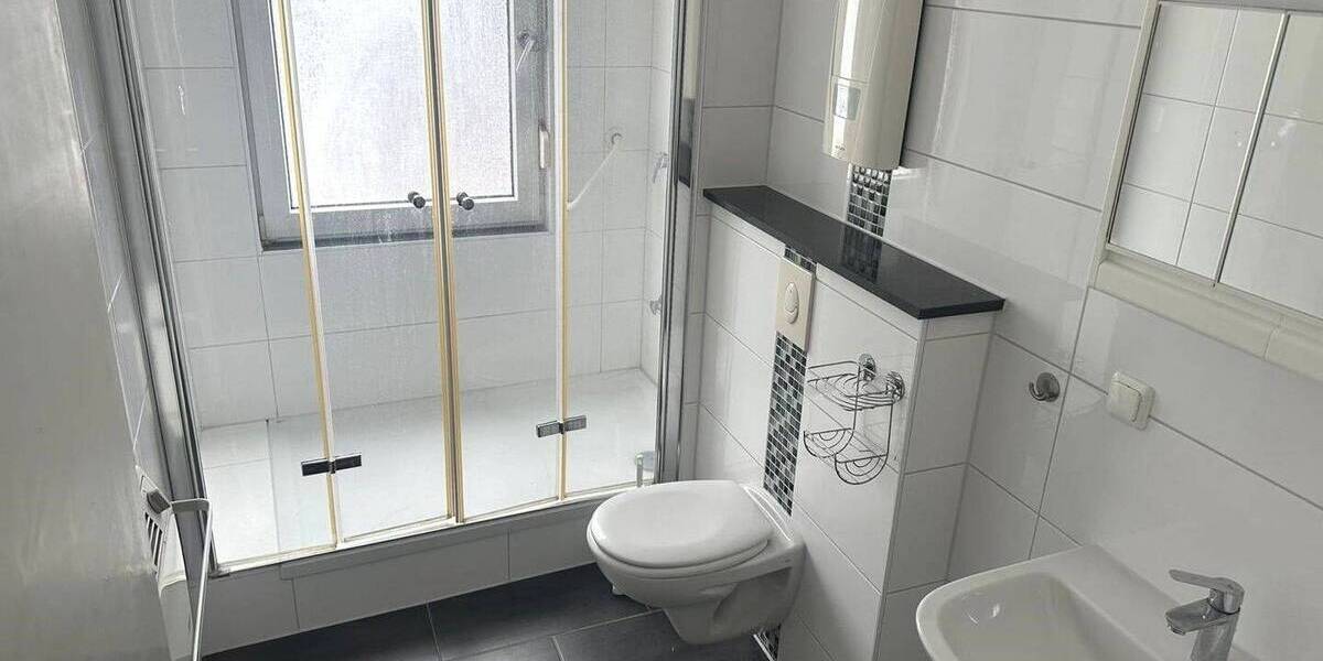 Entwicklungspotenzial Mehrfamilienhaus mit 9 Wohneinheiten, 9 Garagen inkl. Stellplätze und eine Halle + Büro! zimmer