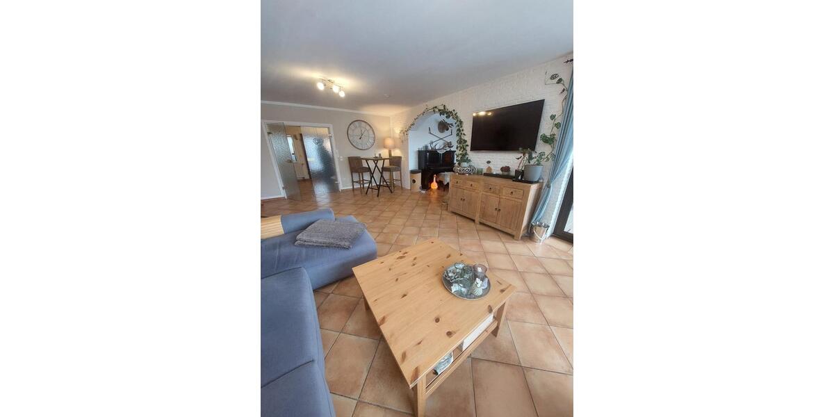 Reihenhaus Hünxe - 7 Zimmer, 250 m&sup2;, 2.200&euro; | Angebot:26295244