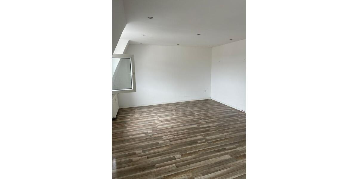 Dachgeschoßwohnung Duisburg Essenberg - 2.5 Zimmer, 67 m&sup2;, 900&euro; | Angebot:24866587