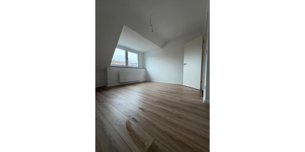 Dachgeschoßwohnung Duisburg Mittelmeiderich - 2.5 Zimmer, 78 m&sup2;, 900&euro; | Angebot:26150948