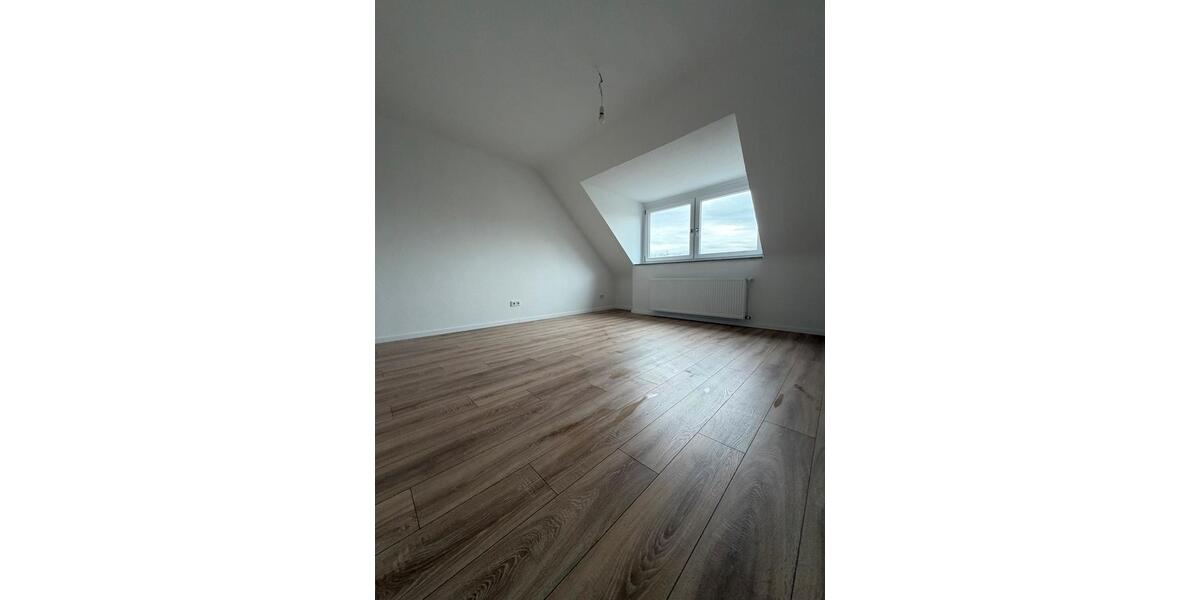 Dachgeschoßwohnung Duisburg Mittelmeiderich - 2.5 Zimmer, 78 m&sup2;, 900&euro; | Angebot:26150948
