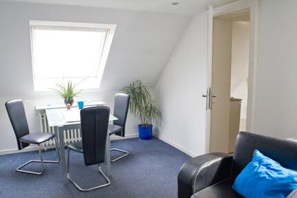 Helle Dachgeschoss Whg möbliert ab 01.12. für Einzelperson zimmer