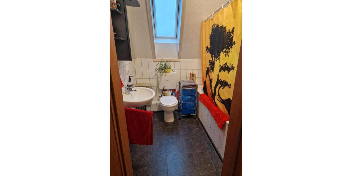 Dachgeschoßwohnung Duisburg Essenberg - 2.5 Zimmer, 65 m&sup2;, 700&euro; | Angebot:24857727