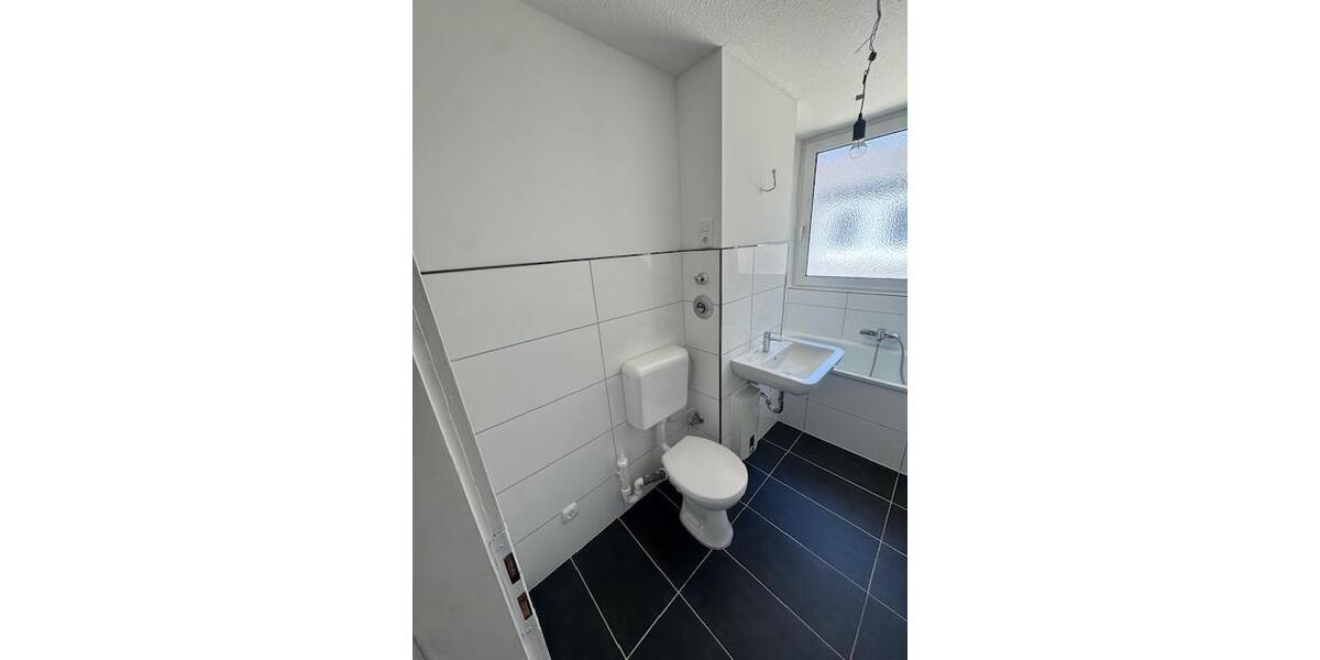 Dachgeschoßwohnung Duisburg Mittelmeiderich - 3 Zimmer, 48 m&sup2;, 385&euro; | Angebot:26115879