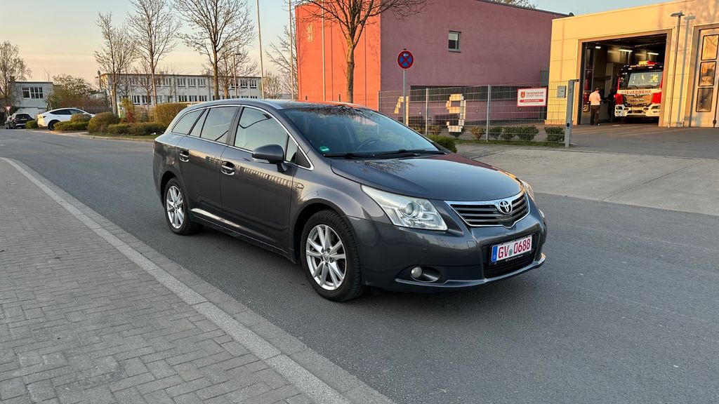 Toyota Avensis 223.000 km 5.500 &euro; Neuss 41460