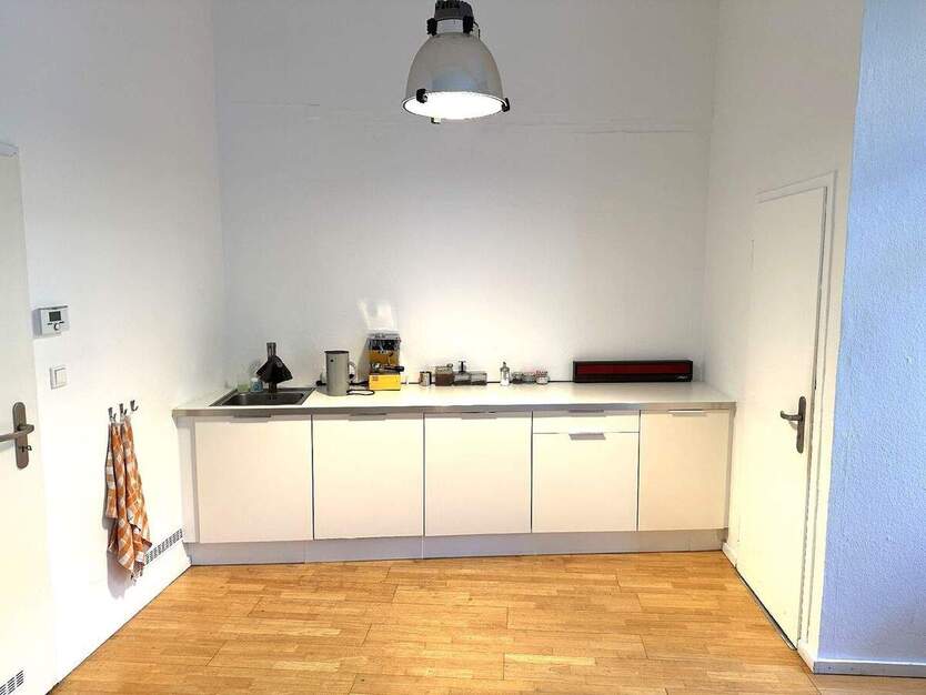 Düsseldorf-Friedrichstadt! Helles, großräumiges Büro mit PKW-Stellplatz! 1 zimmer