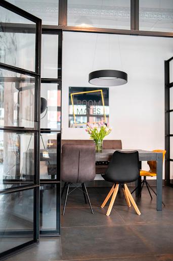Moderner Schreibtischplatz im hellen Büro in Duisburg - flexibel und ausgestattet zimmer