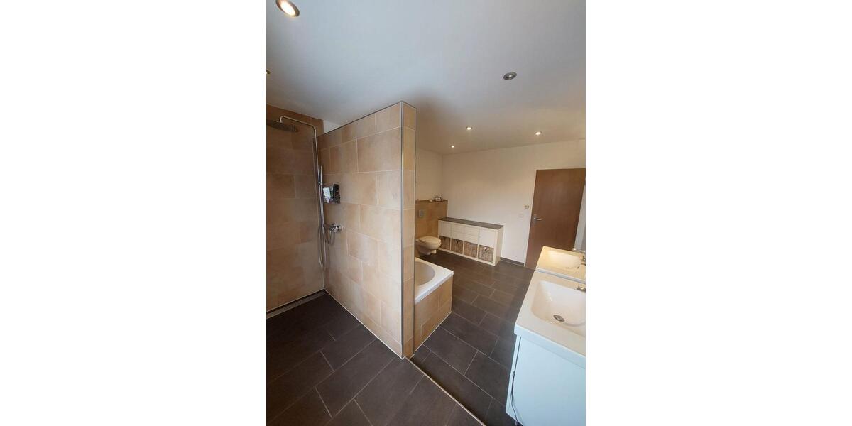 Reihenhaus Hünxe - 7 Zimmer, 250 m&sup2;, 2.200&euro; | Angebot:26295244