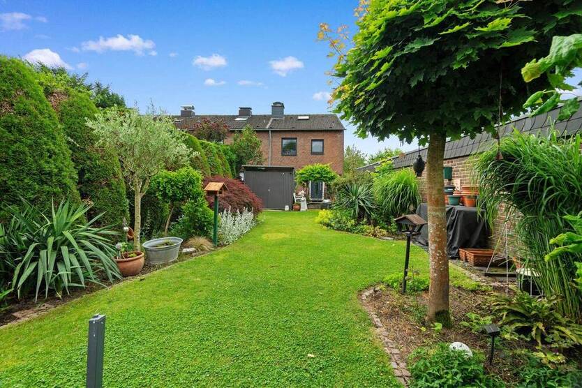 Saniert in 2001 plus Solartechnik: 5-Zi.-Reihenendhaus, großer Anbau, Garage, Stellplatz 5 zimmer