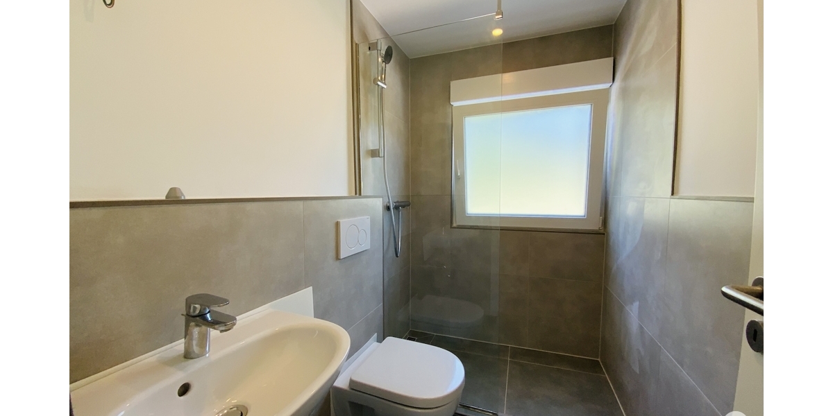 Einfamilienhaus mit 5 Zimmern und 2 Bädern, großem Garten ideal für Familien. Komplett saniert! - Einfamilienhaus Düsseldorf / Rath Rath | Angebot:27112998