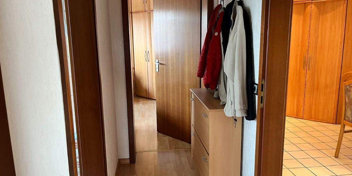 3-Zimmer Dachgeschosswohnung mit großem Balkon und PKW-Stellplatz in Duisburg-Bergheim 3 zimmer