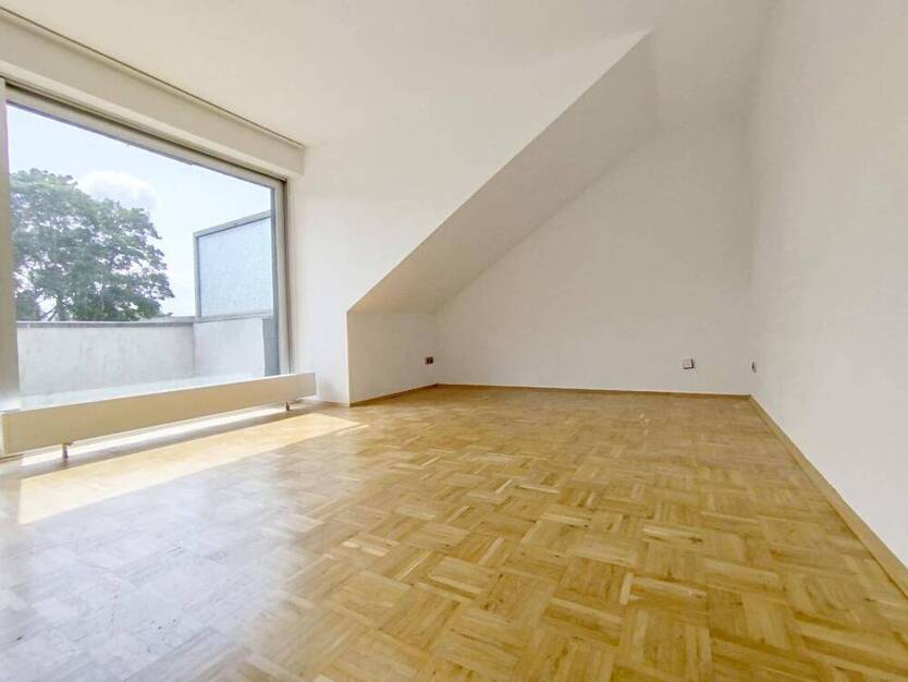 Hochwertige Wohnung mit Parkettboden, großem Balkon und Garage!