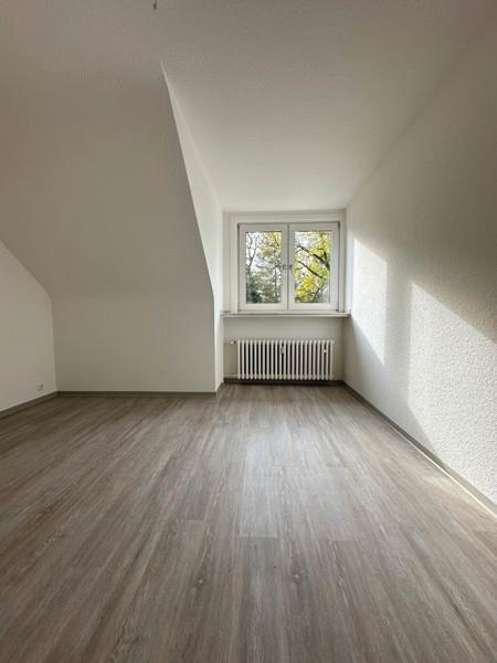 Frisch renovierte 4-Zi.-DG-Whg. mit Tageslichtbad zimmer