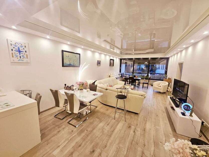 Wohnung zum Kaufen in Mönchengladbach 250.000 € 131.9 m²