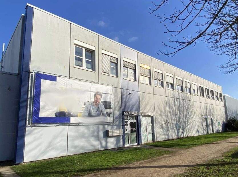 Moderne Büroräume und Arbeitsplätze im Hallenkomplex - All-in-Miete zimmer