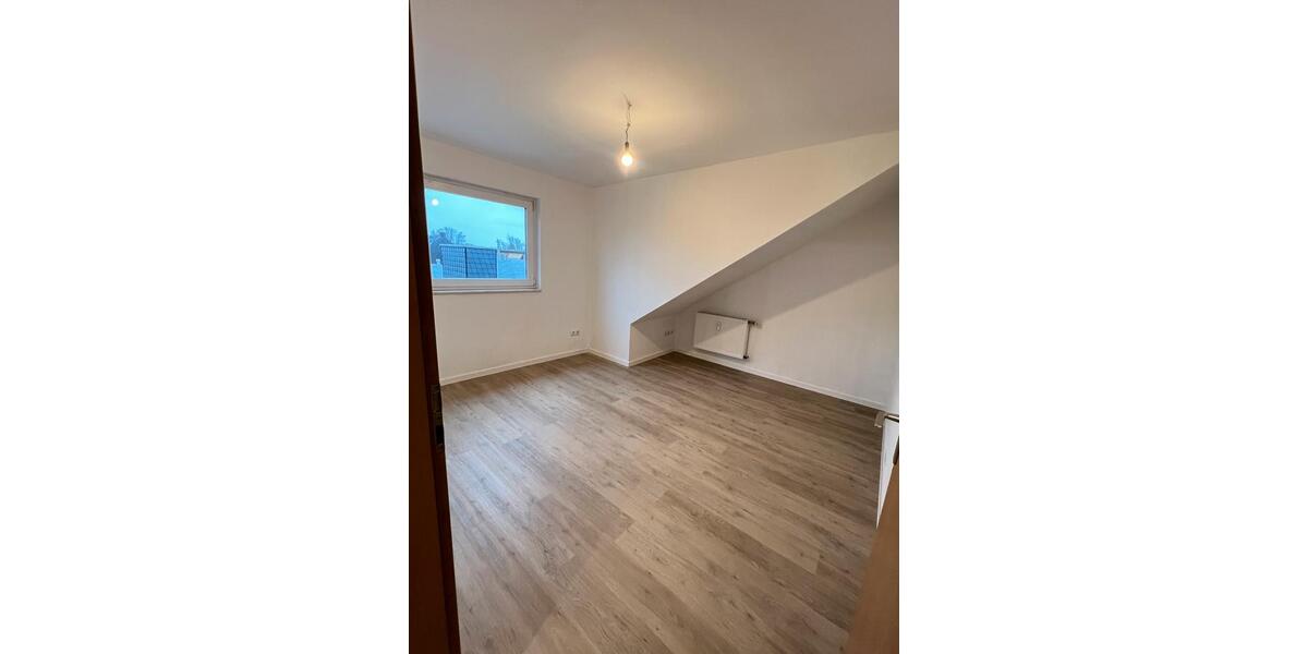 Dachgeschoßwohnung Duisburg Walsum - 4 Zimmer, 87 m&sup2;, 1.200&euro; | Angebot:25087105