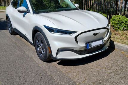 Ford Mustang Mach-E 29.800 km 25.900 &euro; Düsseldorf 40225