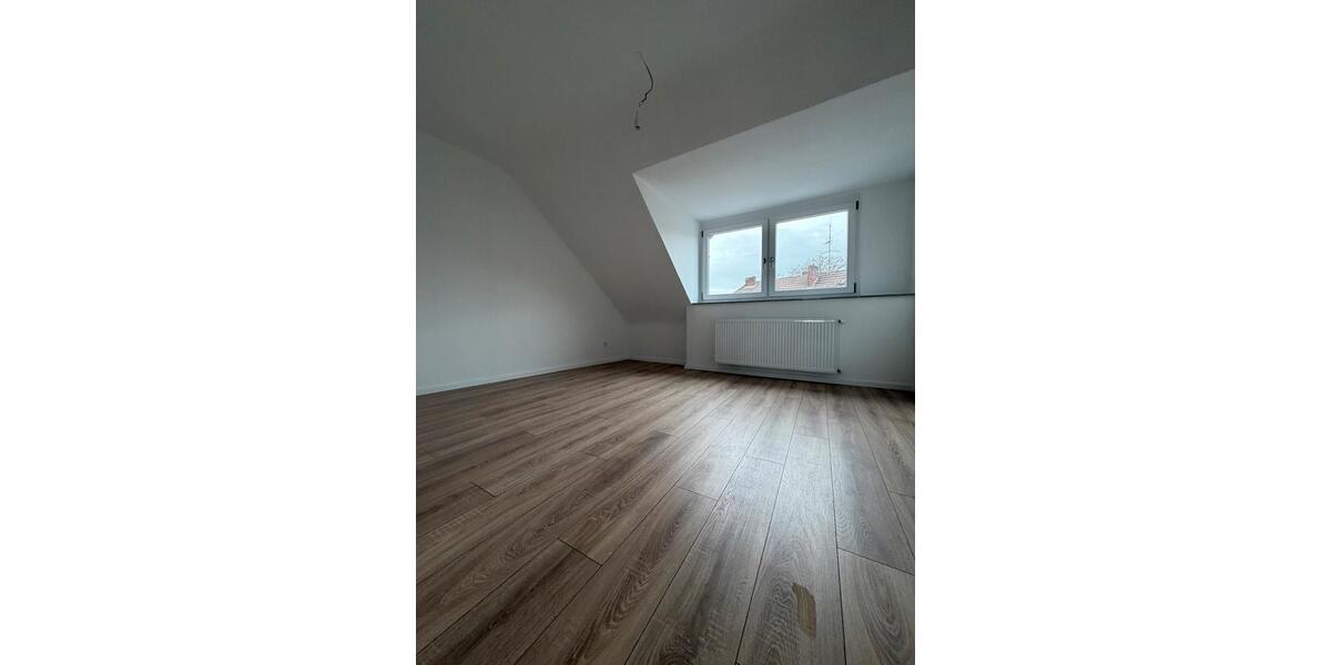 Dachgeschoßwohnung Duisburg Mittelmeiderich - 2.5 Zimmer, 78 m&sup2;, 900&euro; | Angebot:26150948