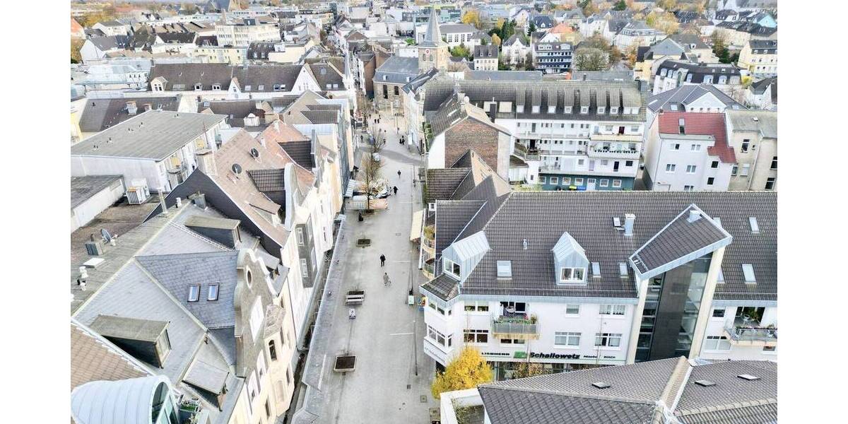 Großzügige 3,5-Zimmer-Dachgeschosswohnung mit Balkon, zwei Bädern und Ausbaupotenzial im Dachboden 3 zimmer