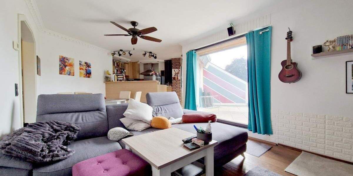 Moderne Wohnung mit Dachterrasse und einer Garage in einem Vierfamilienhaus. 3 zimmer