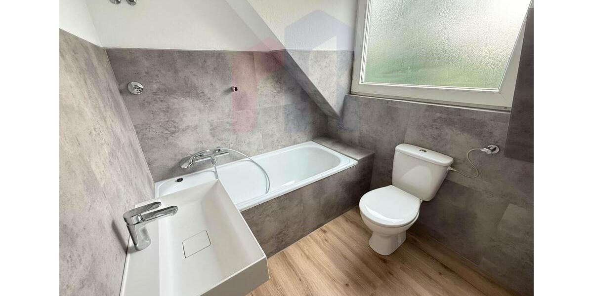 Dachgeschoßwohnung Duisburg Hamborn - 2.5 Zimmer, 56 m&sup2;, 600&euro; | Angebot:24695954