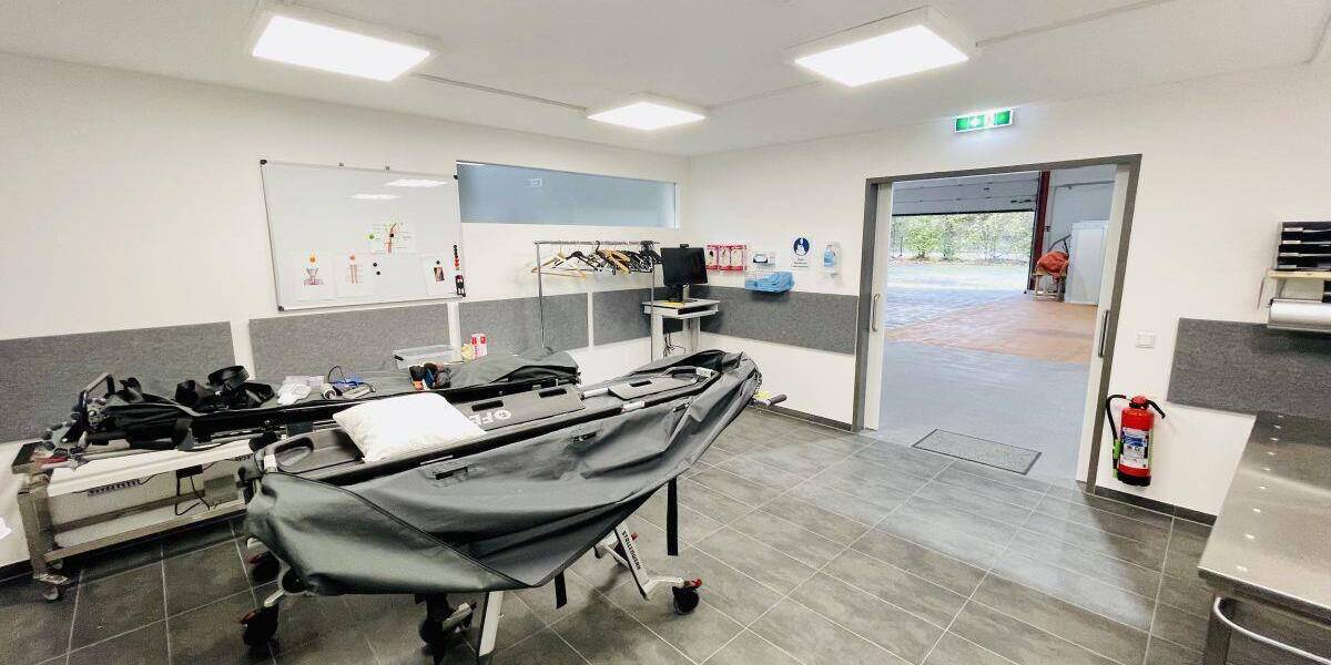 Modernisierte Halle mit Außenfläche | Sozialbereiche vorhanden | 2 Sektionaltore zimmer