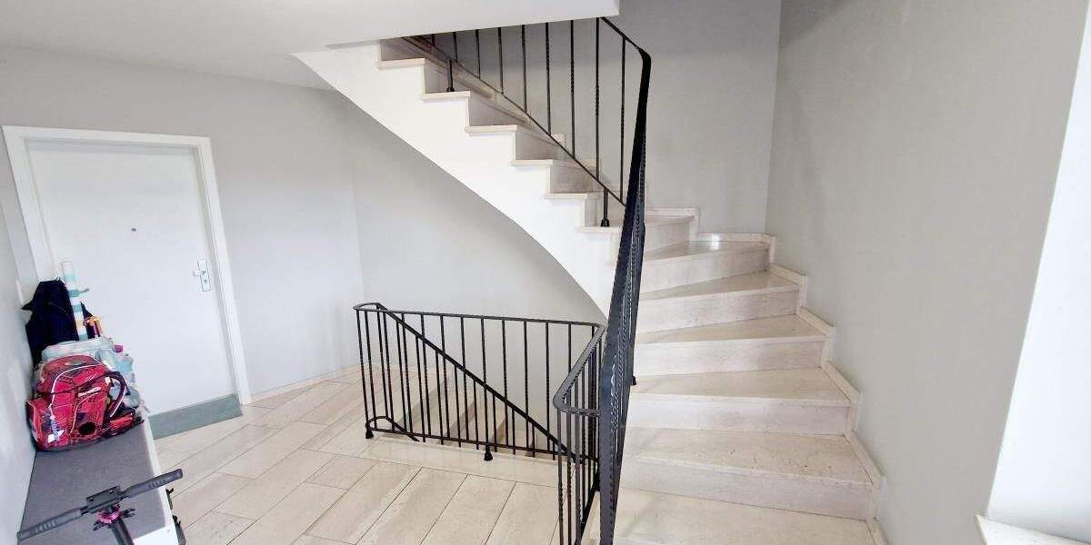 Moderne Wohnung mit Dachterrasse und einer Garage in einem Vierfamilienhaus. 3 zimmer