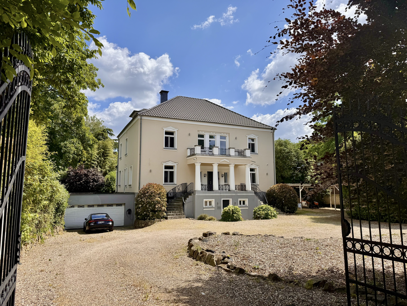 Haus zum Kaufen in Neukirchen-Vluyn 1.750.000 € 420 m²