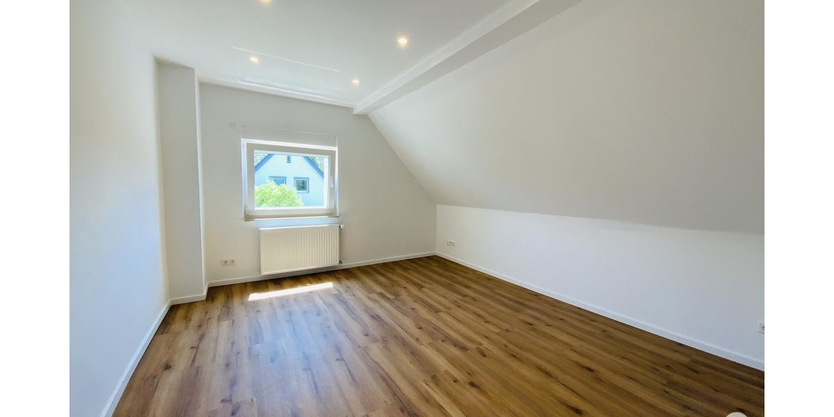 Einfamilienhaus mit 5 Zimmern und 2 Bädern, großem Garten ideal für Familien. Komplett saniert! - Einfamilienhaus Düsseldorf / Rath Rath | Angebot:27112998