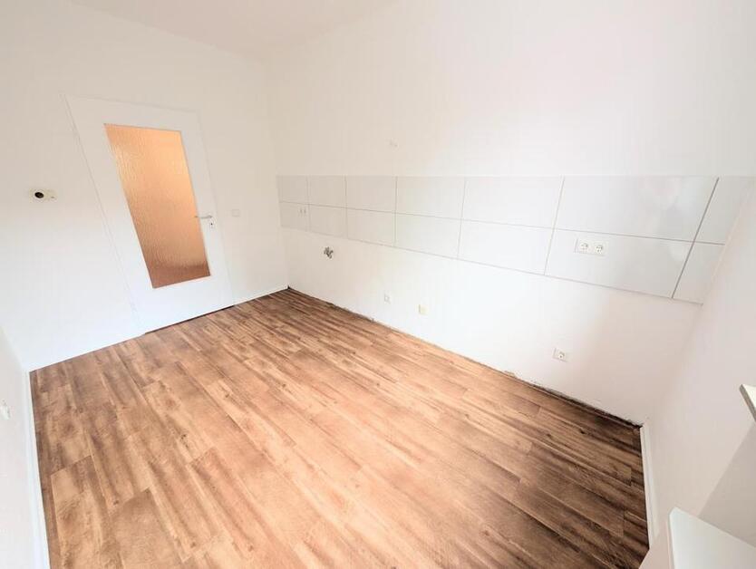 **Was will man mehr? +Balkon +frisch gestrichen +Laminat +modernes Badezimmer** zimmer