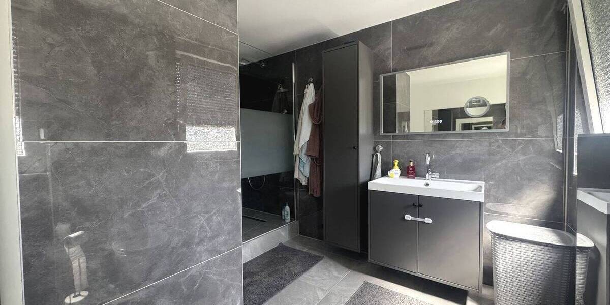 Entwicklungspotenzial Mehrfamilienhaus mit 9 Wohneinheiten, 9 Garagen inkl. Stellplätze und eine Halle + Büro! zimmer