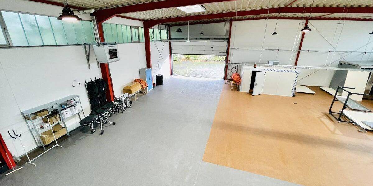 Modernisierte Halle mit Außenfläche | Sozialbereiche vorhanden | 2 Sektionaltore zimmer