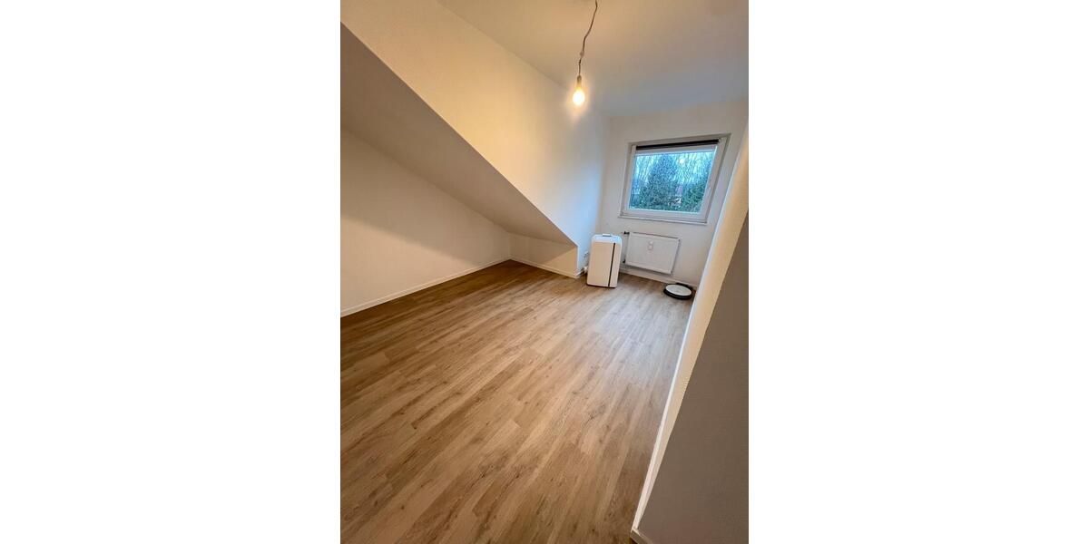 Dachgeschoßwohnung Duisburg Walsum - 4 Zimmer, 87 m&sup2;, 1.200&euro; | Angebot:25087105