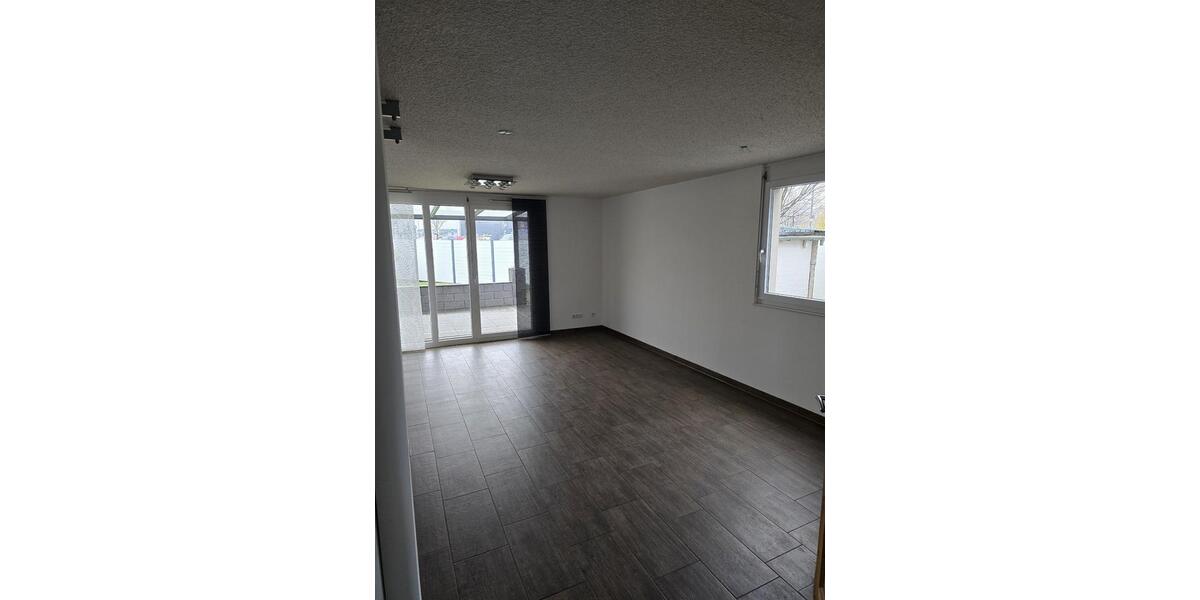 Modernes Reihenendhaus nebst 2 Garagen, Küche, Garten 4 zimmer