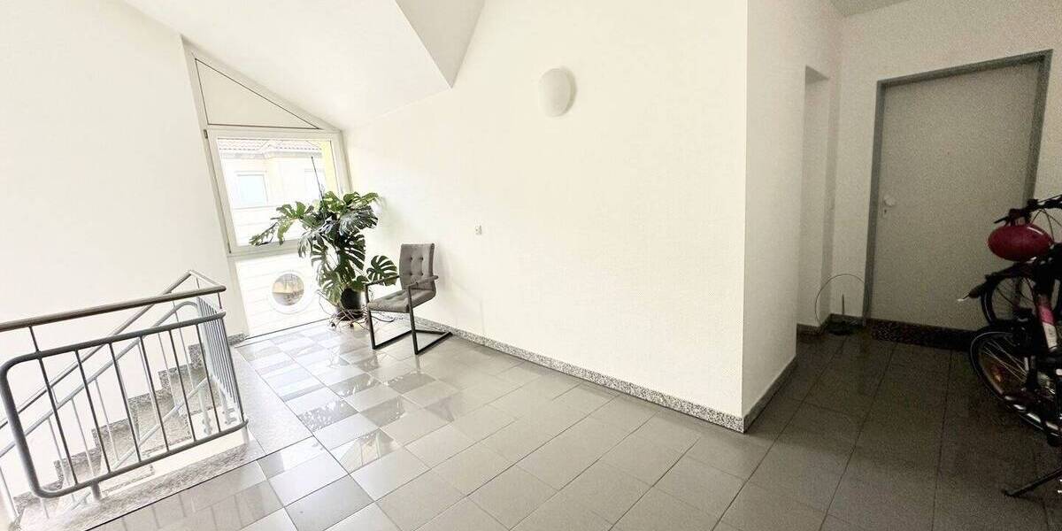 Großzügige 3,5-Zimmer-Dachgeschosswohnung mit Balkon, zwei Bädern und Ausbaupotenzial im Dachboden 3 zimmer