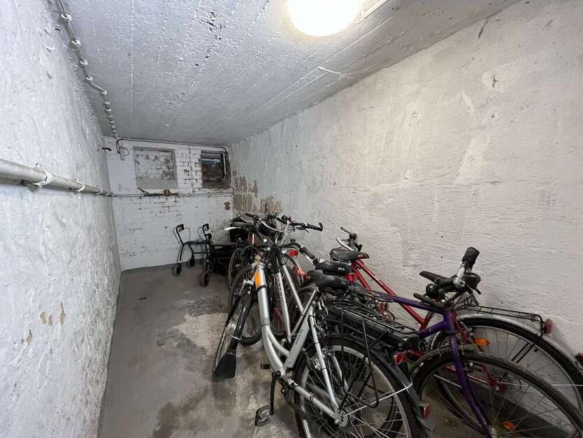 Lukratives Wohn-& Geschäftshaus mit 8 Whg, 3 Gewerben und 2 Keller Lagerflächen + Antenne in Bochum 43 zimmer