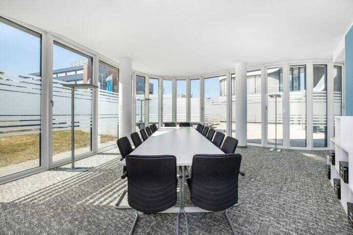Voll ausgestatteter privater Büroraum für Sie und Ihr Team in Regus Airport City