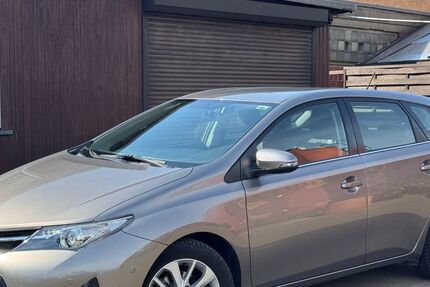 Toyota Auris 88.500 km 9.350 &euro; Duisburg 47179