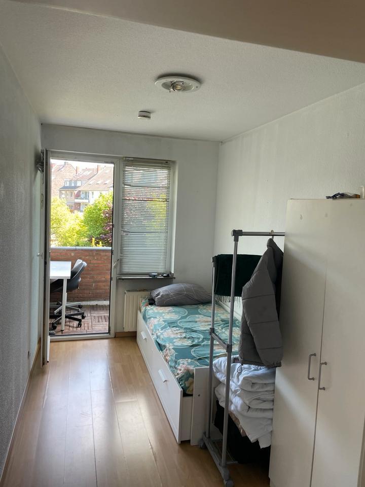 Möbliertes WG Zimmer in einer ZweiZimmerwohnung mit Balkon