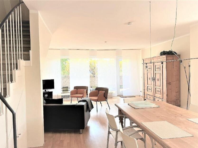 Lichtdurchflutete Maisonette-Wohnung mit Sonnenbalkon in Lank-Latum