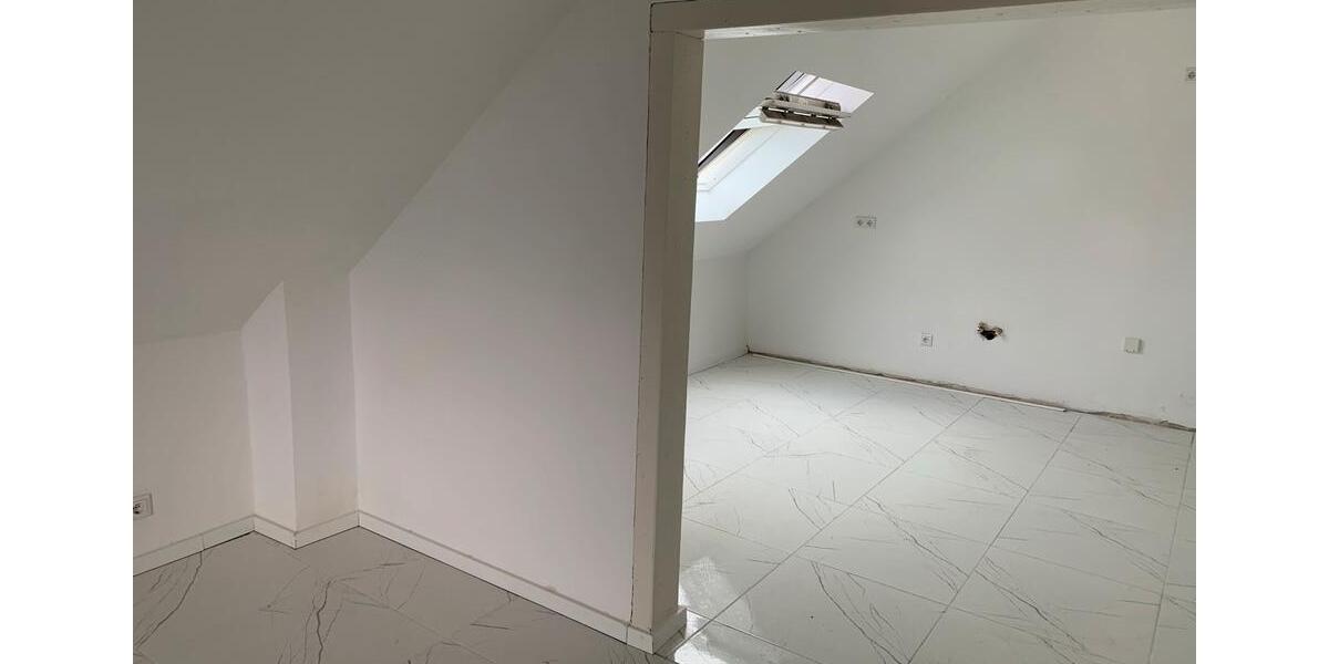 Dachgeschoßwohnung Oberhausen Schmachtendorf - 3.5 Zimmer, 85 m&sup2;, 850&euro; | Angebot:26122522