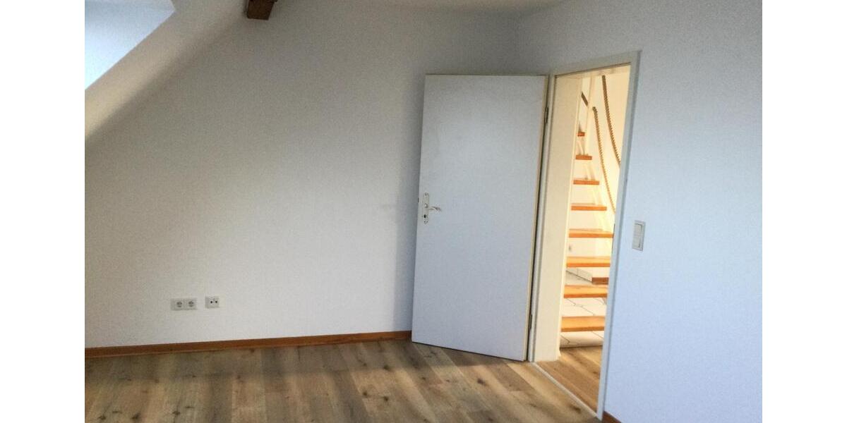 Dachgeschoßwohnung Krefeld Cracau - 2.5 Zimmer, 65 m&sup2;, 560&euro; | Angebot:25420402