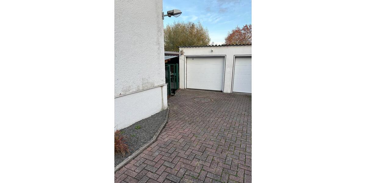 Doppelhaushäfte mit einer Garage und einem Stellplatz 4 zimmer