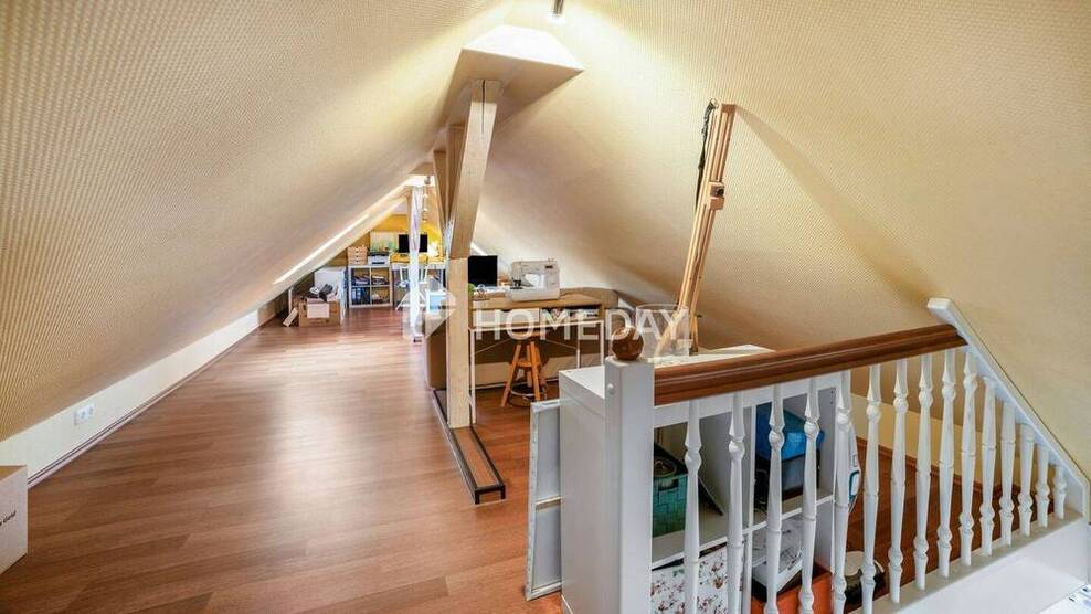 Exklusives Wohnen im Dachgeschoss - Charmante 3-Zimmer-Wohnung mit Garten und Garage